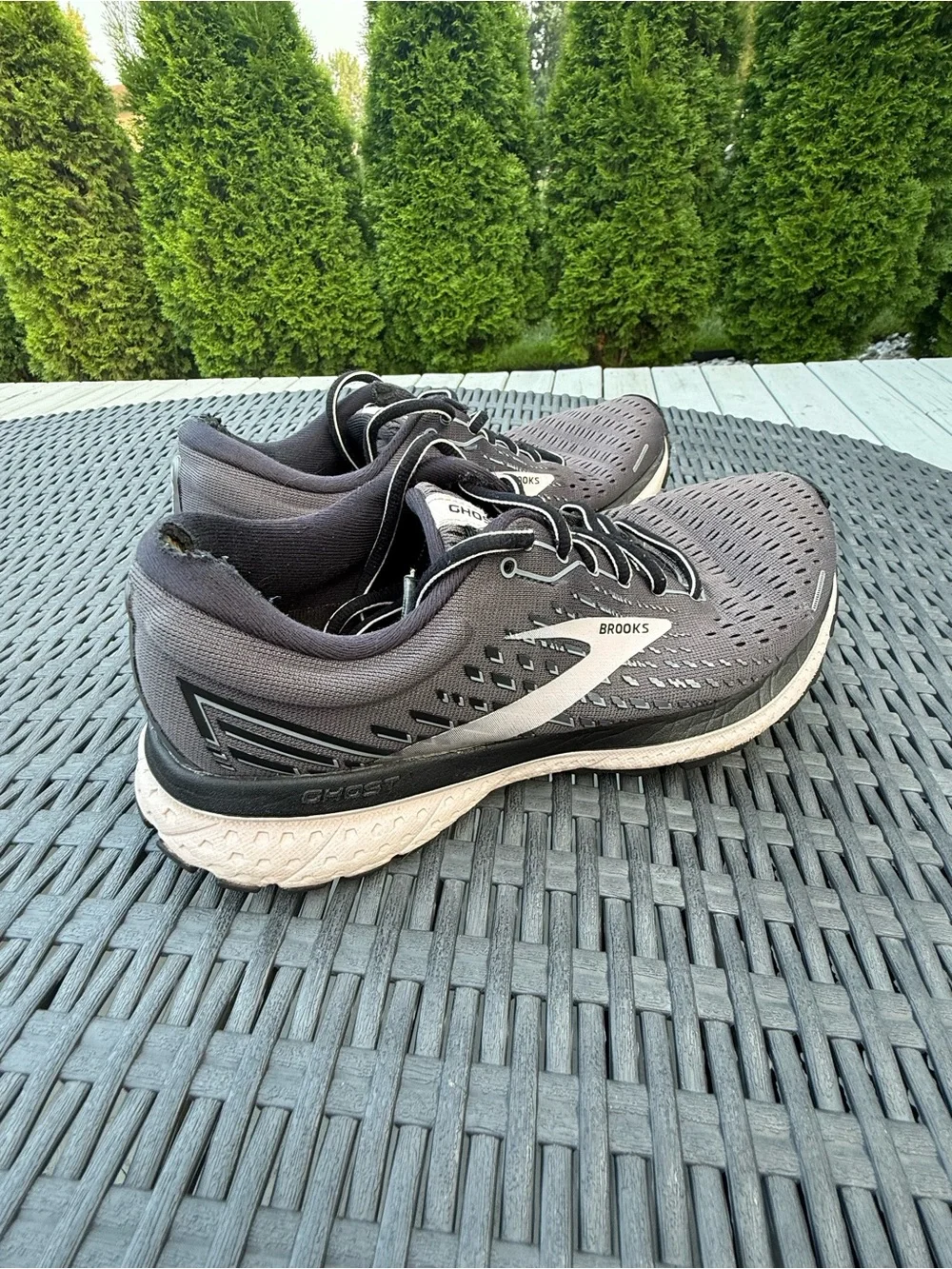 Brooks Women's Gray and Light Pink Running Shoe, size 8